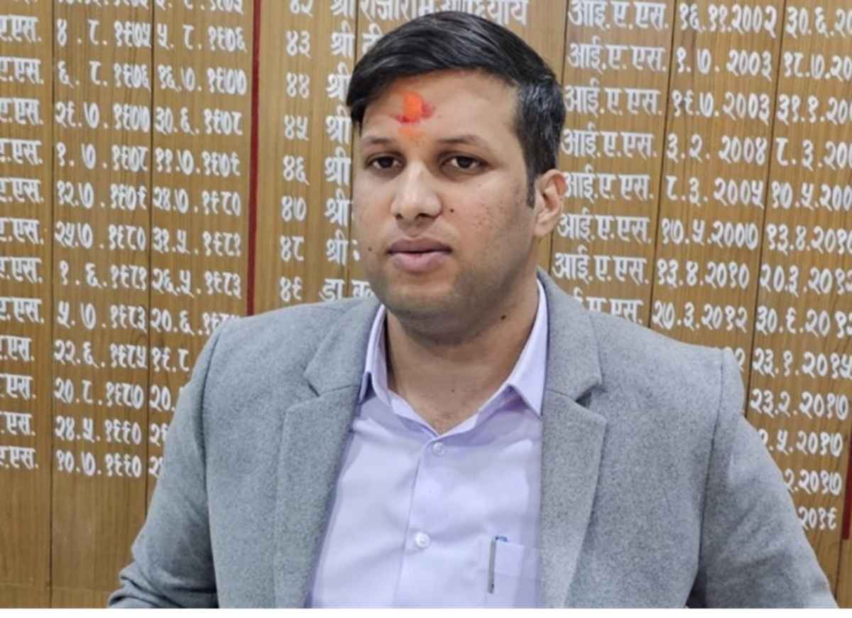 गाजियाबाद के डीएम बने रविन्द्र मंदर, दीपक मीणा को गोरखपुर का बनाया गया जिलाधिकारी