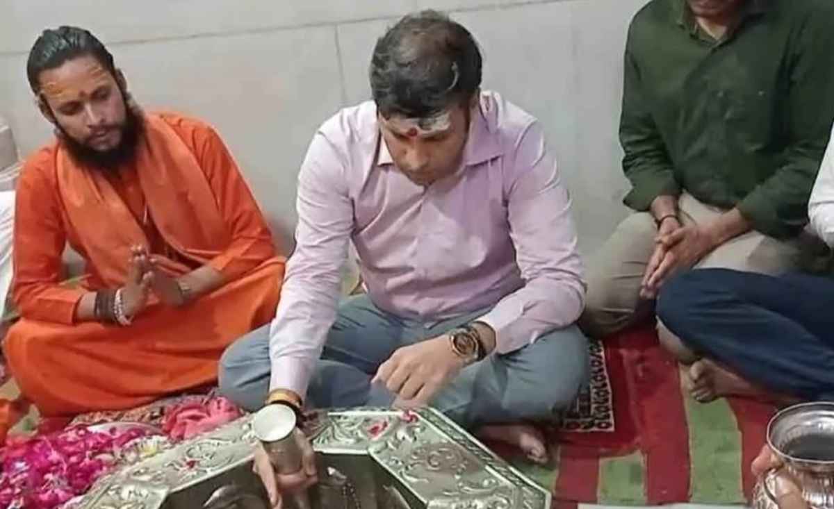 गाजियाबाद के नए डीएम रविन्द्र मांदड़ ने कार्यभार संभालने से पहले दूधेश्वर नाथ मंदिर में की पूजा, जानिए क्या बोले