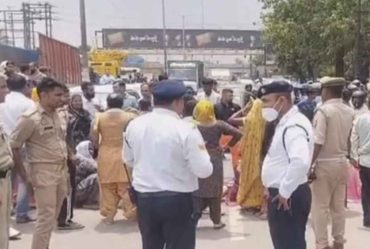 गाजियाबाद में बिजली कटौती के खिलाफ फूटा लोगों का गुस्सा, लाल कुआं जीटी रोड पर लगाया जाम