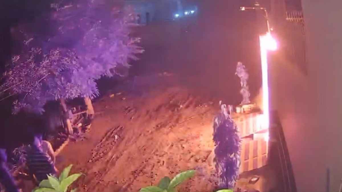 बाइक पर सवार होकर आए तीन बदमाशों ने घर पर फेंका पेट्रोल बम, मच गई सनसनी