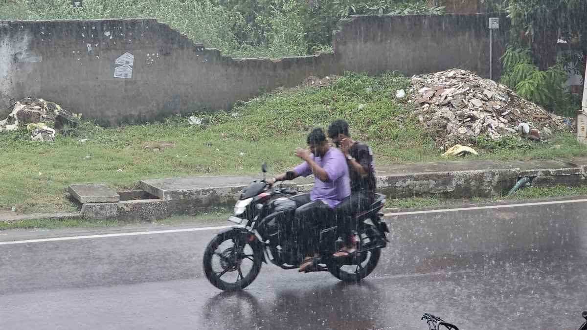 Greater Noida News: ग्रेटर नोएडा में तेज बारिश ने उमस से दिलाई राहत, जगह-जगह हुआ जलभराव