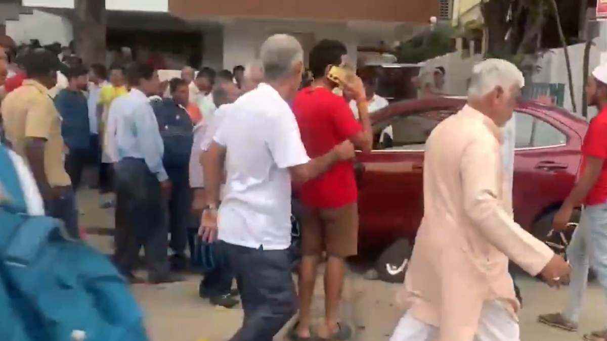छत्रपति संभाजीनगर में मंदिर के बाहर तेज रफ्तार कार ने श्रद्धालुओं को रौंदा, CCTV फुटेज वायरल