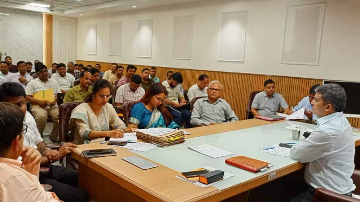 लापरवाही नहीं की जाएगी बर्दाश्त, नोएडा डीएम ने 18 अधिकारियों पर लिया एक्शन