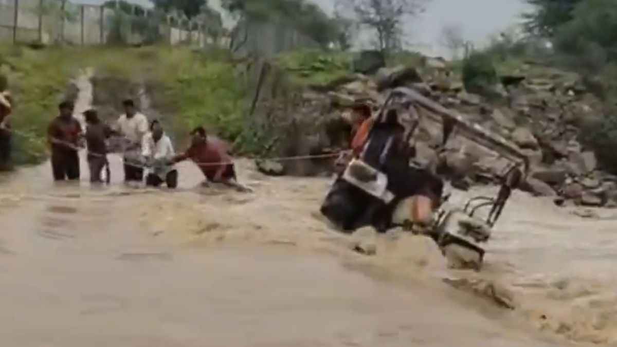 बाढ़ के पानी में फंसे किसानों का वीडियो वायरल, देखें कैसे बची जान