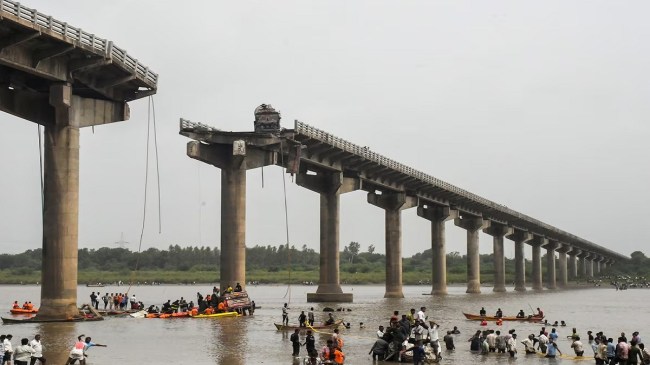 Gujarat bridge accident Gujarat News, Bhartiya Janata Party, Barodra, Mahisagar River Bridge, BJP, Congress, рдЧреБрдЬрд░рд╛рдд рдЦрдмрд░, рднрд╛рд░рддреАрдп рдЬрдирддрд╛ рдкрд╛рд░реНрдЯреА, рд╡рдбреЛрджрд░рд╛, рдорд╣рд┐рд╕рд╛рдЧрд░ рдирджреА рдкреБрд▓, рдмреАрдЬреЗрдкреА, рдХрд╛рдВрдЧреНрд░реЗрд╕