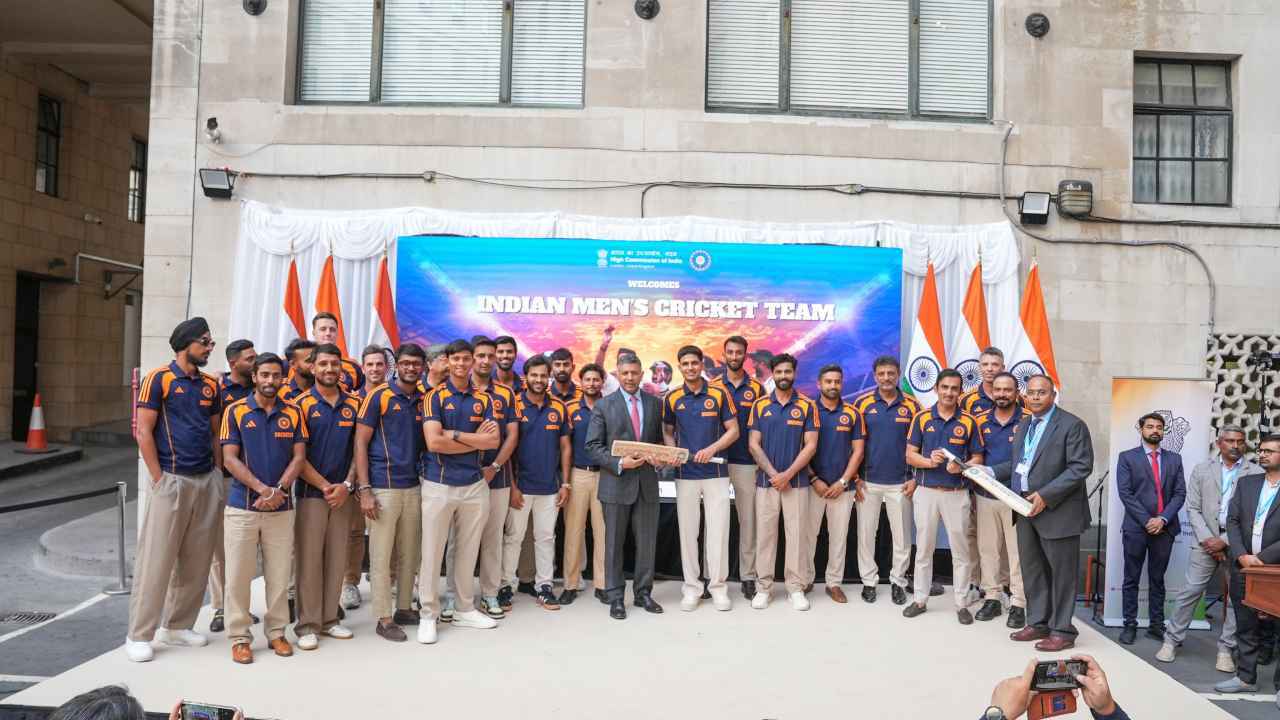 IND vs ENG: मैनचेस्टर की ‘जंग’ के बाद लंदन में भारतीय क्रिकेट टीम का सम्मान, कप्तान-कोच ने दिया खास गिफ्ट