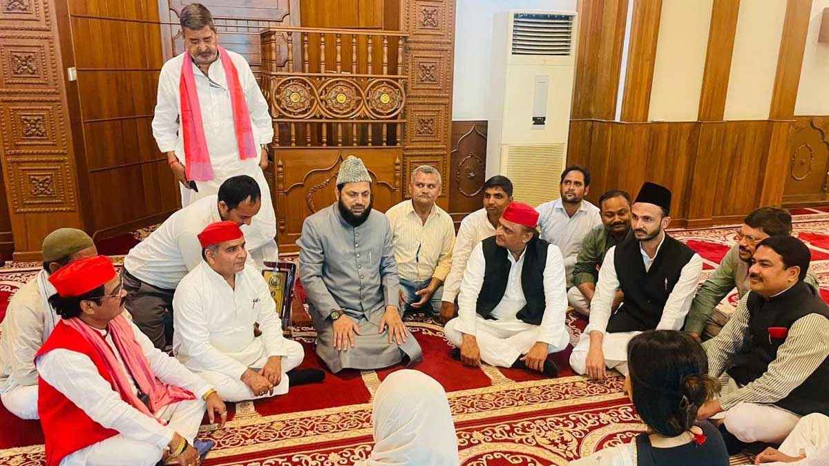 Video: 'मस्जिद में मौलाना अखिलेश यादव', 'नमाजवाद' पर क्यों छिड़ा सियासी घमासान? Video: 'मस्जिद में मौलाना अखिलेश यादव', 'नमाजवाद' पर क्यों छिड़ा सियासी घमासान?