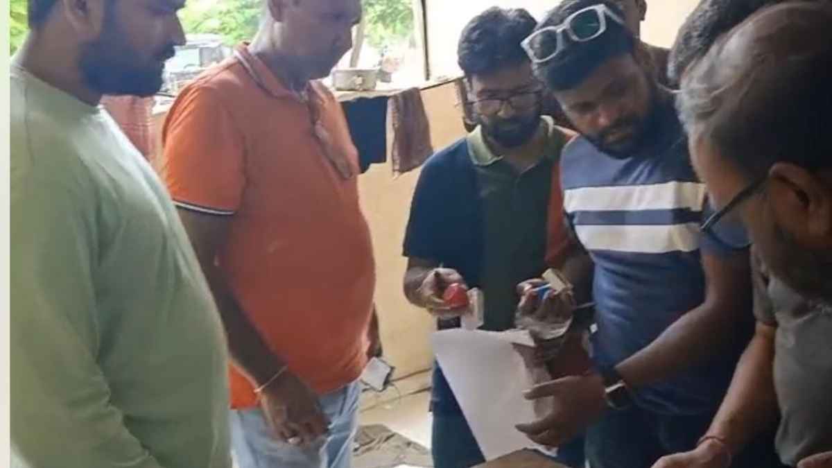 Greater Noida News: किस सोसायटी में 150 परिवार हुए परेशान, आखिर क्यों एकत्र हुई लोगों की भीड़ 