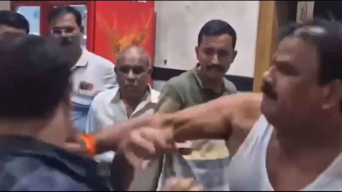खराब दाल परोसी तो महाराष्ट्र में विधायक ने कैंटीन चालक को पीटा, वीडियो हो रहा वायरल