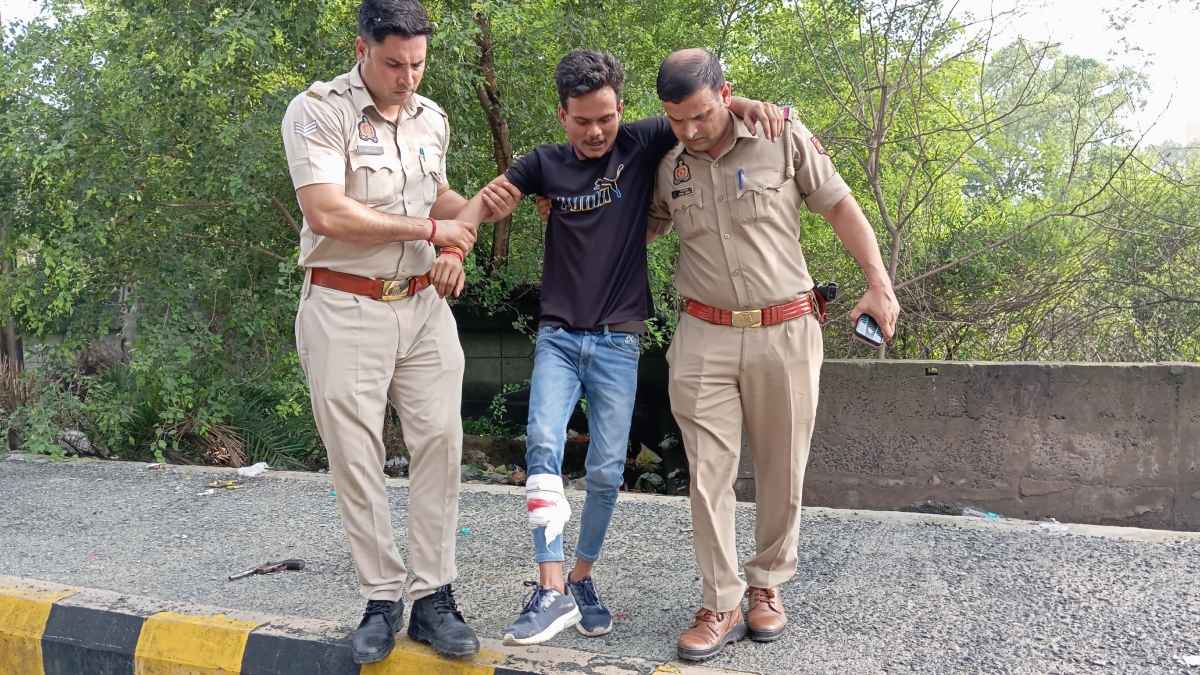 Noida News: नोएडा में एनकाउंटर, युवती से मोबाइल छीनने वाले बदमाश को लगी गोली