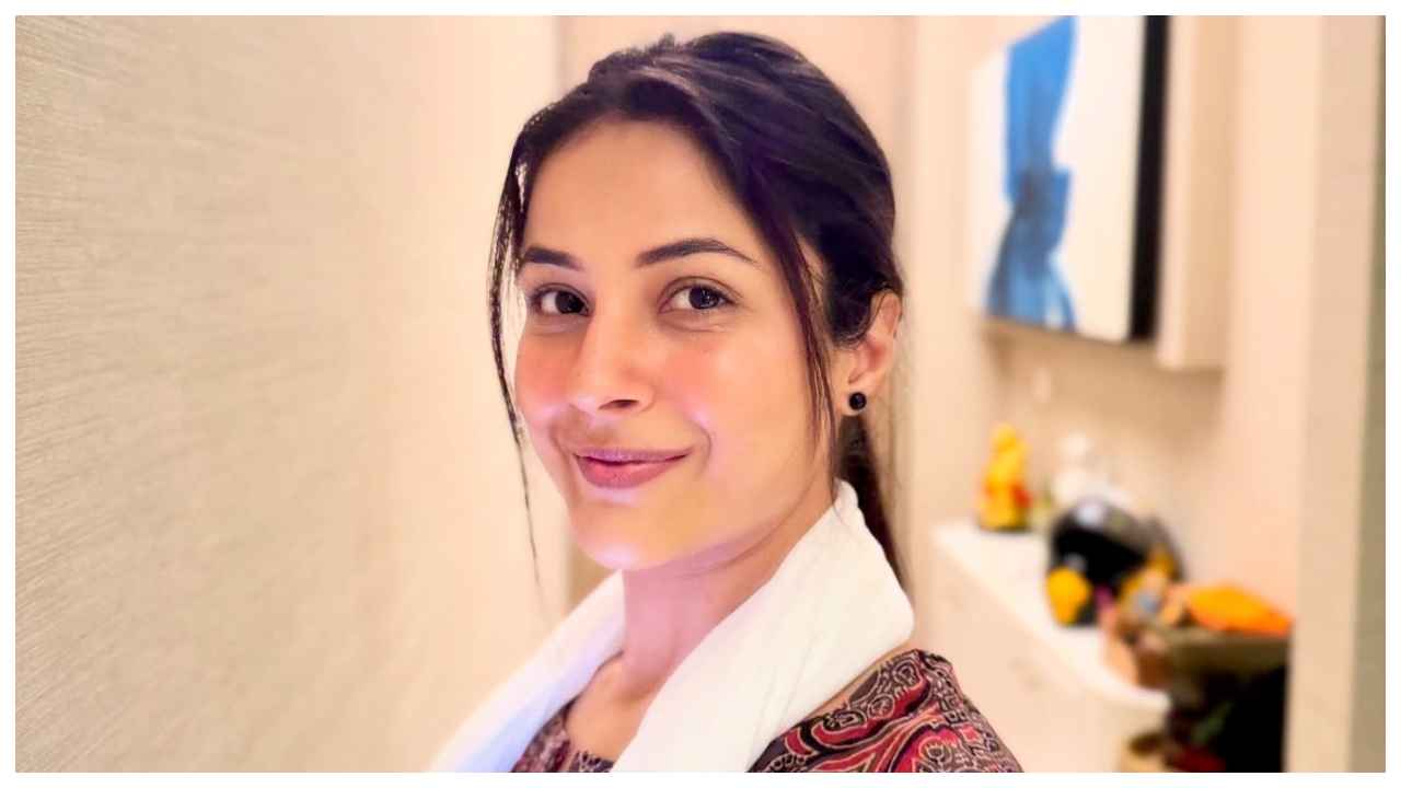 Shehnaaz Gill कैमरे के सामने हुई शर्मसार, एक्ट्रेस के Oops मूमेंट पर यूजर्स ने किया ट्रोल