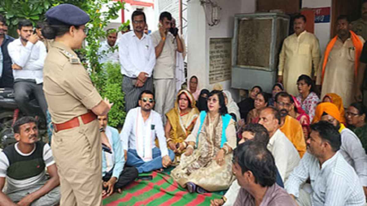 योगी सरकार की राज्यमंत्री ने थाने के गेट पर दिया धरना, थानेदार पर लगाए गंभीर आरोप