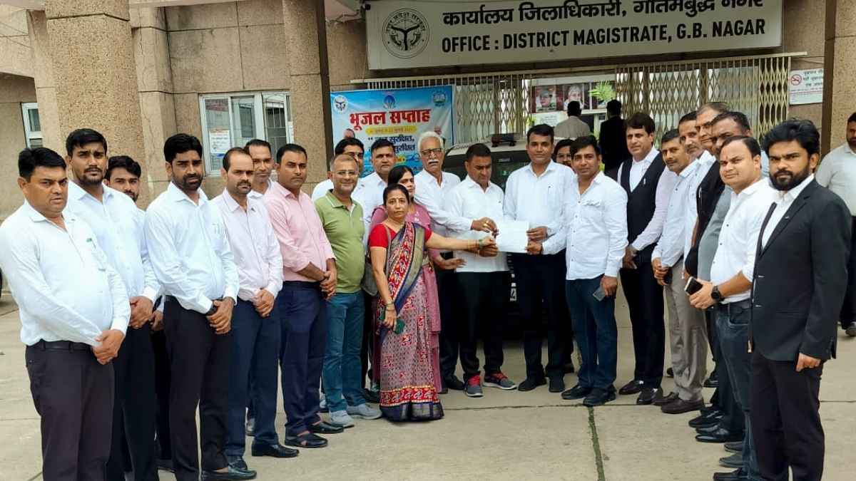 Greater Noida News: ग्रेटर नोएडा में छात्रा ज्योति शर्मा सुसाइड केस, जिला मुख्यालय पर जमकर हुआ विरोध प्रदर्शन