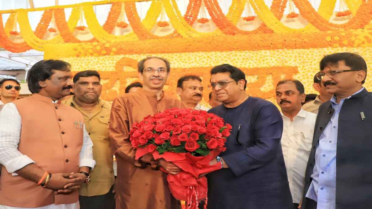 उद्धव ठाकरे के जन्मदिन पर 12 साल बाद मातोश्री पहुंचे राज, गले लगकर दी बधाई, साथ फोटो भी खिंचवाई