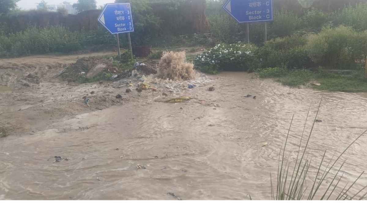 Greater Noida News: ग्रेटर नोएडा वेस्ट में फटी पानी सप्लाई की मेन पाइप लाइन, जानें कितने परिवारों पर छाया संकट