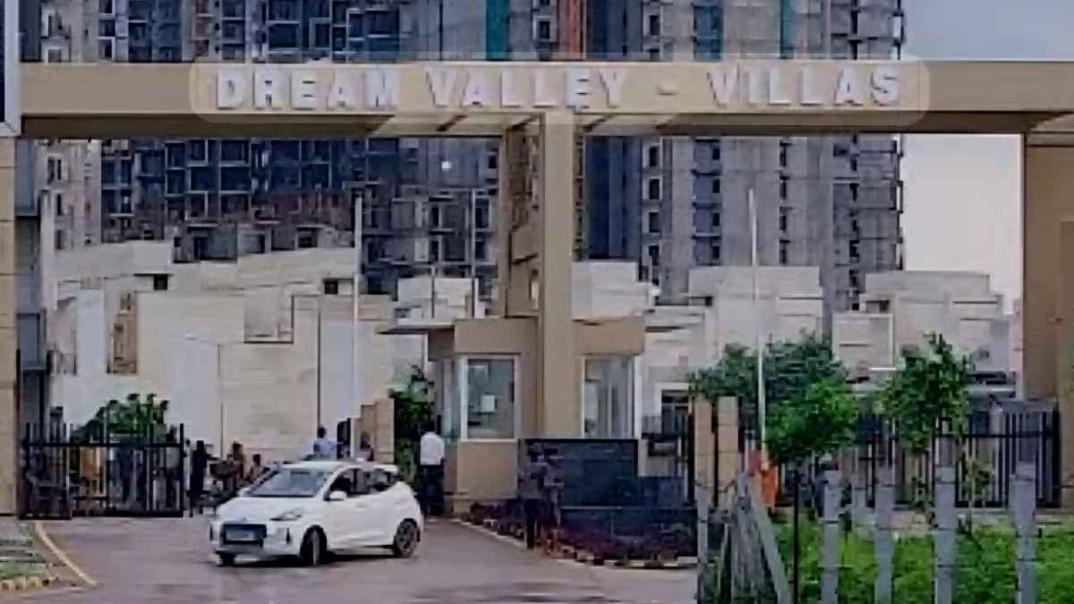 Greater Noida News: ग्रेटर नोएडा वेस्ट में अवैध बाजार से परेशान अम्रपाली ड्रीम वैली के निवासी, प्राधिकरण से की कार्रवाई की मांग