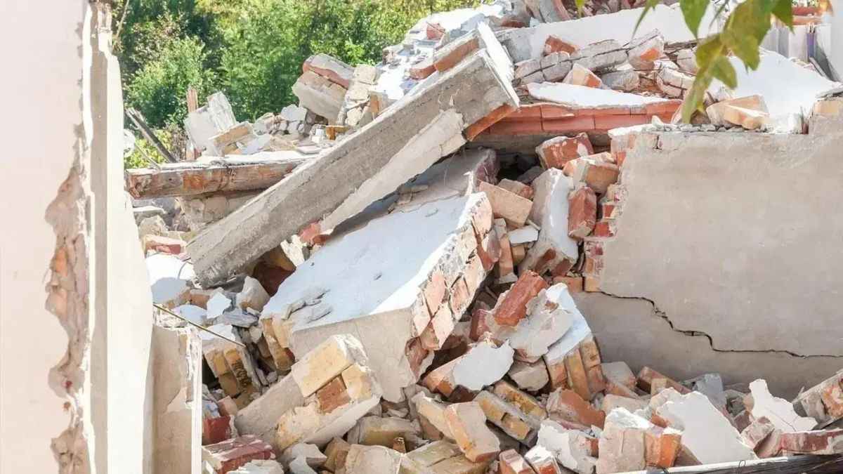 chawl collapse in Bandra East