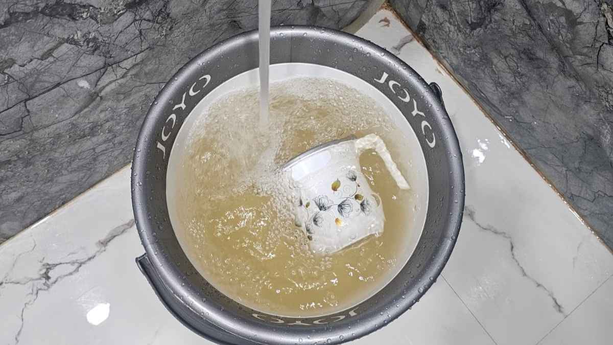 Greater Noida News: ग्रेटर नोएडा वेस्ट की गैलेक्सी रॉयल सोसायटी में दो हफ्तों से गंदे पानी की आपूर्ति