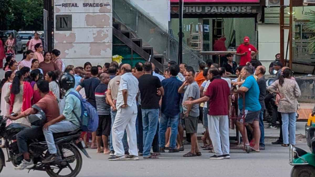 Greater Noida News: ग्रेटर नोएडा में बिल्डर के खिलाफ निवासियों का हल्ला बोल, सुविधाओं के अभाव में सड़क पर उतरकर प्रदर्शन