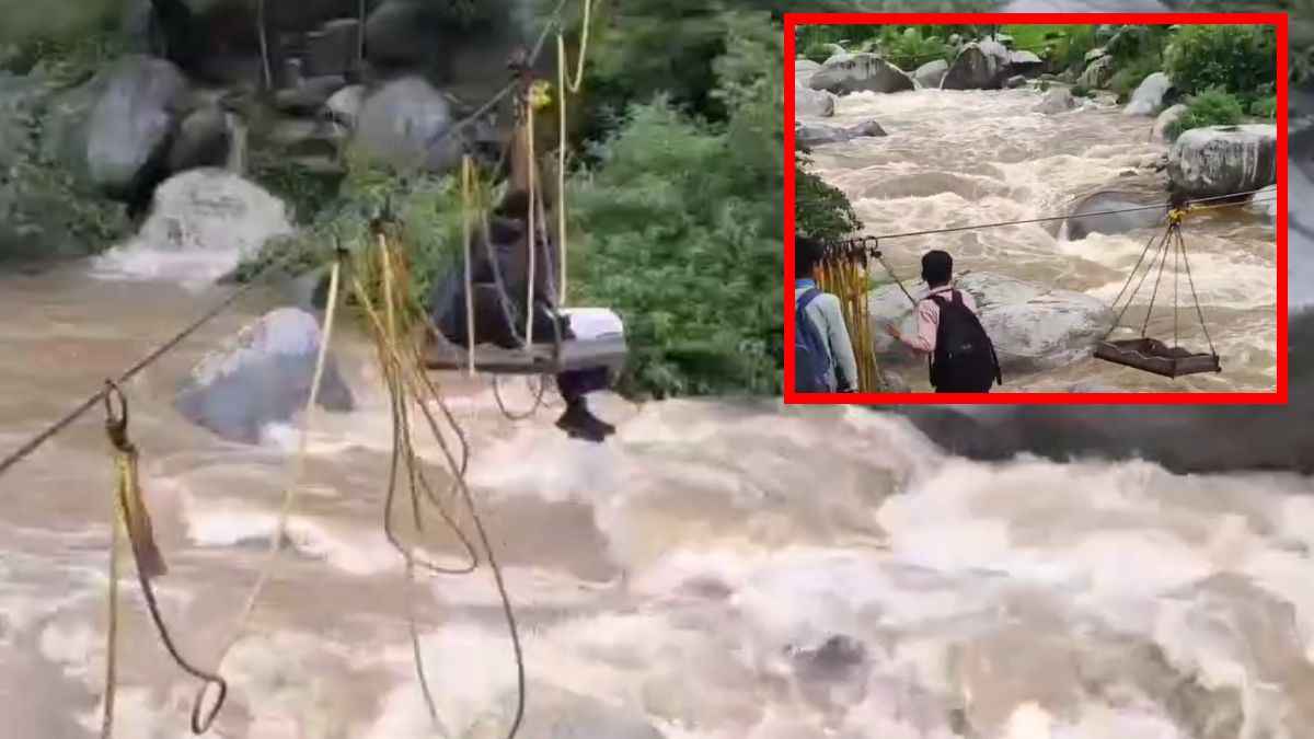 Jammu And Kashmir: Kathua में बरसात के बाद उफान पर नदी, जान जोखिम में डालकर नदी पार कर रहे बच्चे