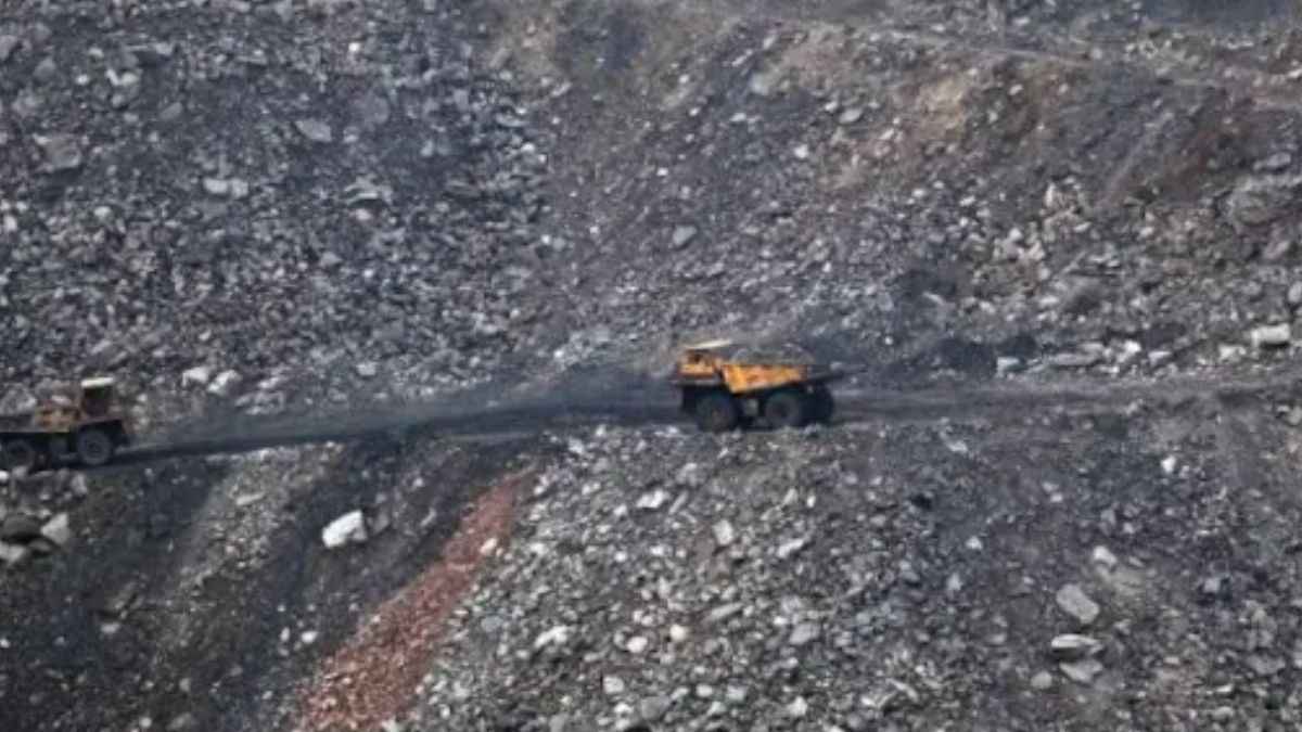 झारखंड में कोयला खदान का एक हिस्सा ढहा, 1 की मौत, कई अन्य के फंसे होने की आशंका