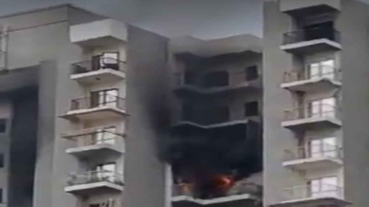 Greater Noida News, Noida Fire Brigade, Greater Noida West, mayfair Society, Latest News, ग्रेटर नोएडा समाचार, नोएडा फायर ब्रिगेड, ग्रेटर नोएडा वेस्ट, मेफेयर सोसायटी, ताजा खबर