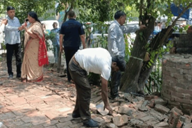 नगर निगम द्वारा की जा रही मौके पर साफ सफाई Ghaziabad News, Ghaziabad weather, Ghaziabad Municipal Corporation, Mayor Sunita Dayal, Green Belt, Mazar Ghaziabad, Ghaziabad Latest News, गाजियाबाद खबर, गाजियाबाद, गाजियाबाद ताजा खबर, गाजियाबाद नगर निगम, मेयर सुनीता दयाल, ग्रीन बेल्ट, मजार