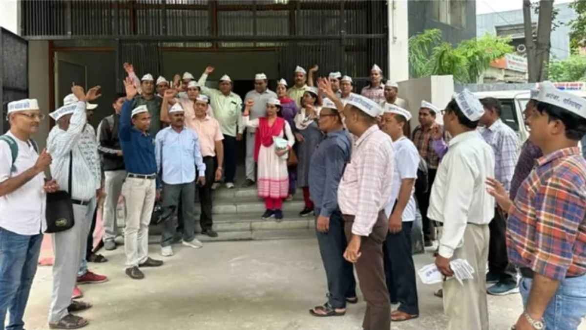 गाजियाबाद में शिक्षकों और कर्मचारियों ने किया जोरदार प्रदर्शन, जानिए क्या हैं मांगे