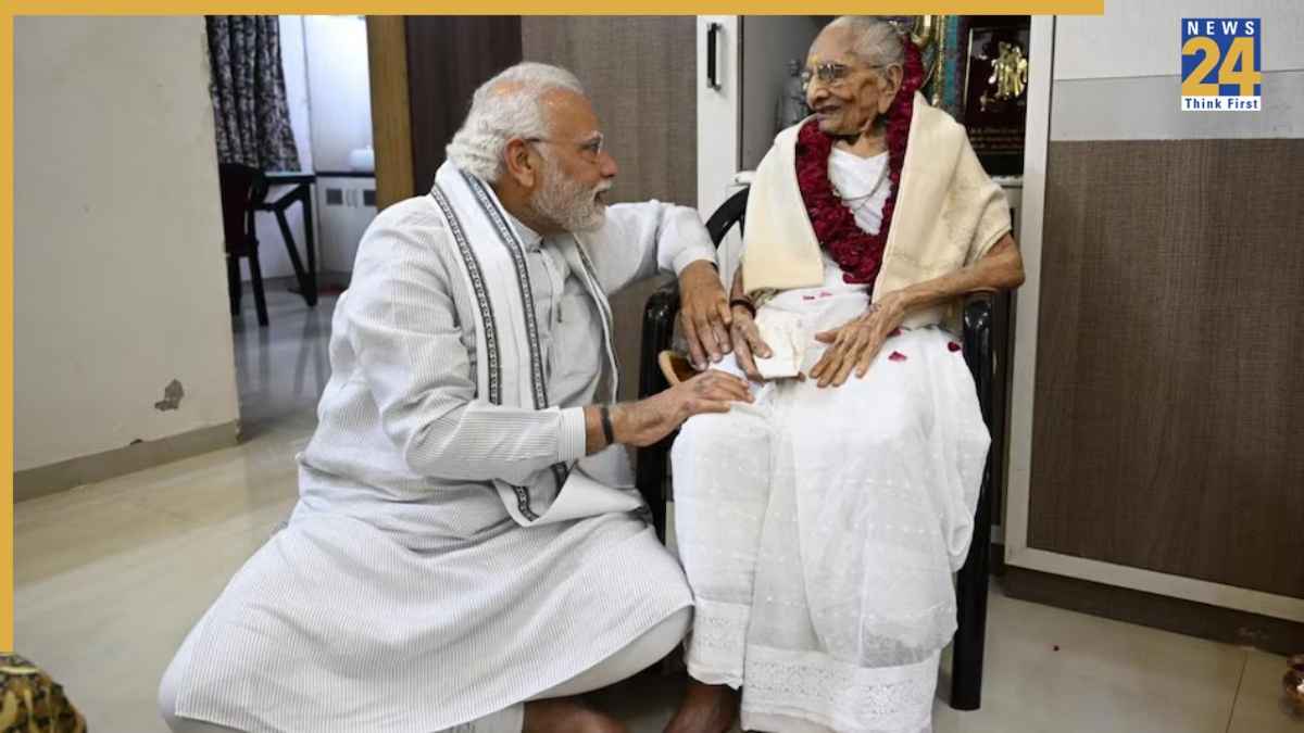पीएम मोदी अपनी मां के साथ। (फाइल फोटोे)