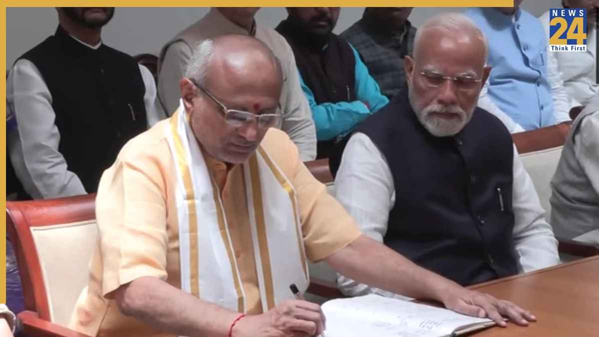 CP राधाकृष्णन ने किया नामांकन, पीएम मोदी बने पहले प्रस्तावक