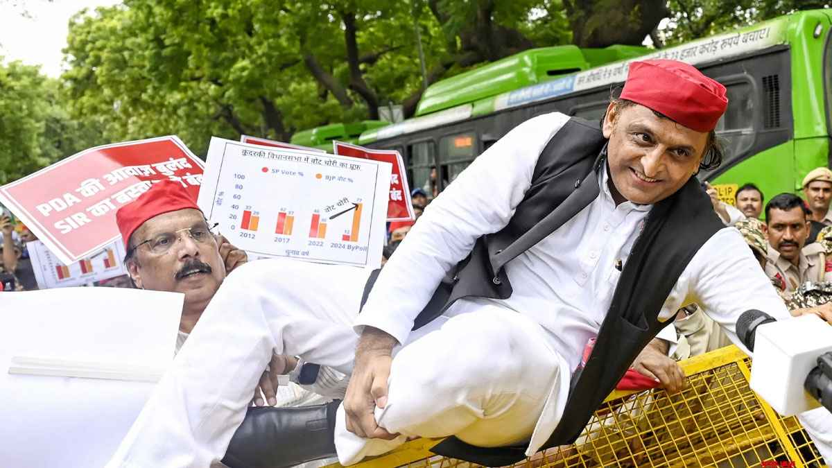 Video: अखिलेश यादव का जोरदार प्रदर्शन, बैरिकेड तोड़ पुलिस को छोड़ा पीछे INDIA Alliance March
