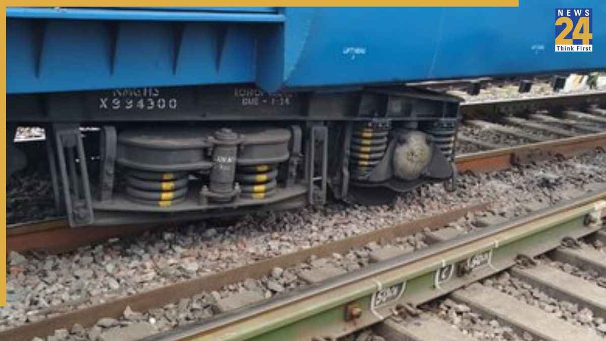 छत्तीसगढ़ के रायपुर में पटरी से उतरी मालगाड़ी, फंसी कई ट्रेनें