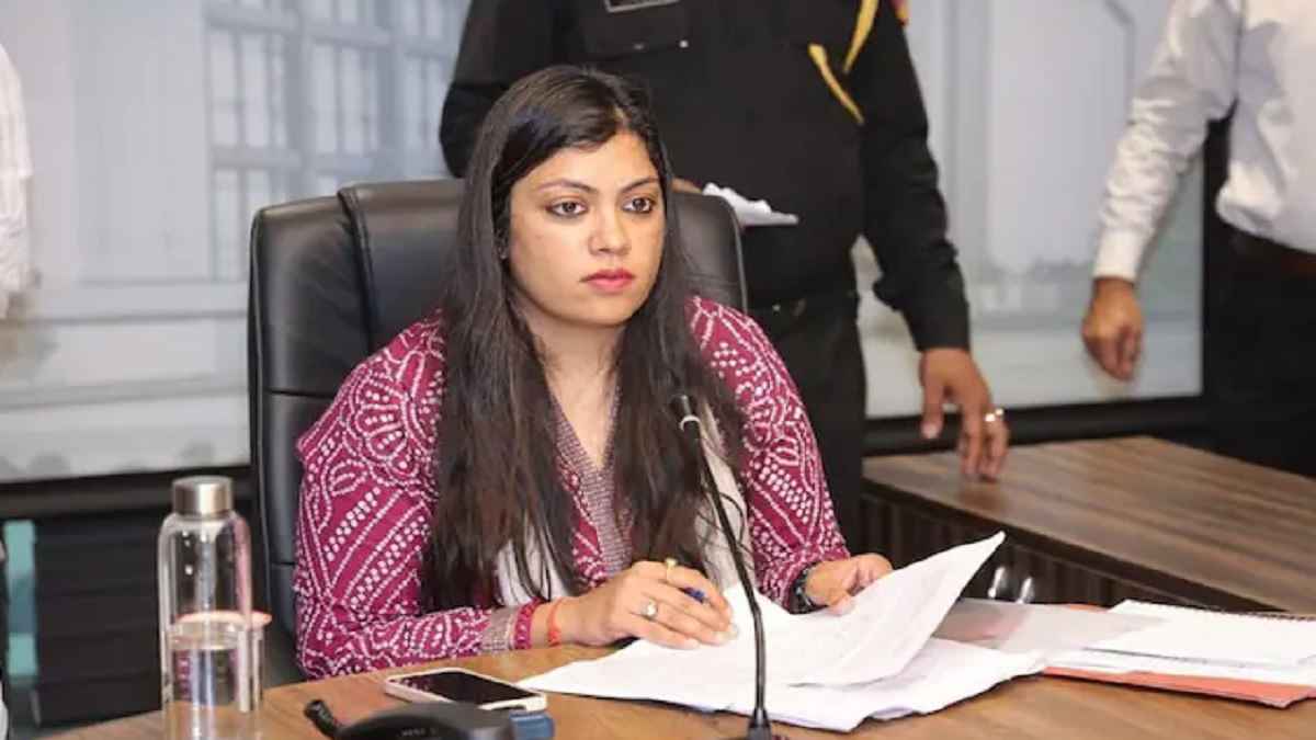 Greater Noida News: डीएम की मीटिंग से गायब 13 अधिकारियों पर गिरी गाज, जानें क्या हुई कार्रवाई