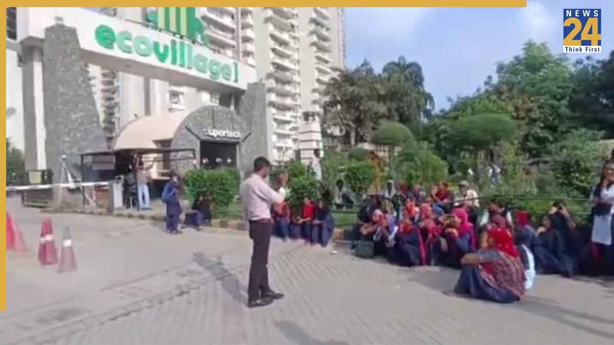 Greater Noida News: ग्रेटर नोएडा वेस्ट की सुपरटेक इकोविलेज 1 में हाउसकीपिंग और सुरक्षाकर्मी हड़ताल पर, दो महीने से नहीं मिली सैलरी