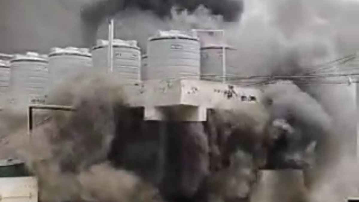 Noida News: नोएडा में लगी भीषण आग, बिल्डिंग में फंसे 50 लोगों को सुरक्षित निकाला गया