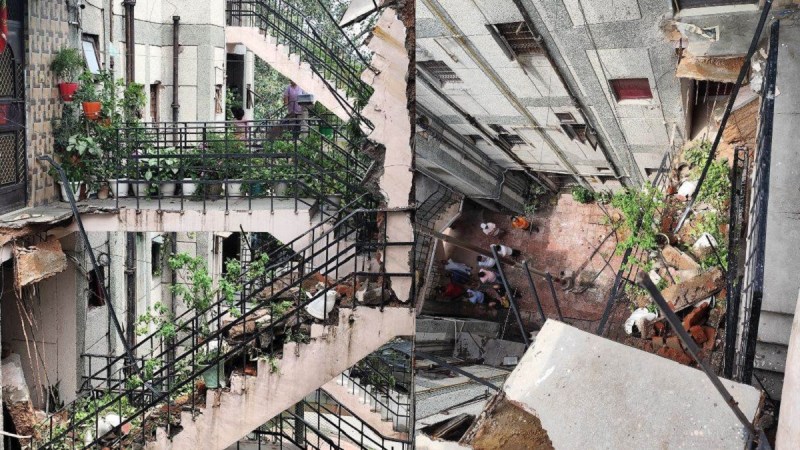 Ghazibad News, Ghaziabad, Vashundra, Green View Apartment, Stairs collapsed society, Ghaziabad Fire Brigade, गाज़ियाबाद समाचार, गाजियाबाद, वसुंधरा, ग्रीन व्यू अपार्टमेंट, सीढ़ियाँ ढहीं सोसायटी, गाजियाबाद फायर ब्रिगेड