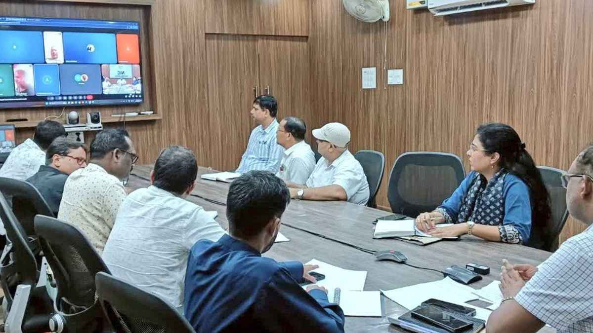 महिला अधिकारियों के सामने चली ऐसी फिल्म, उड़े DM के भी होश, दो पर केस दर्ज