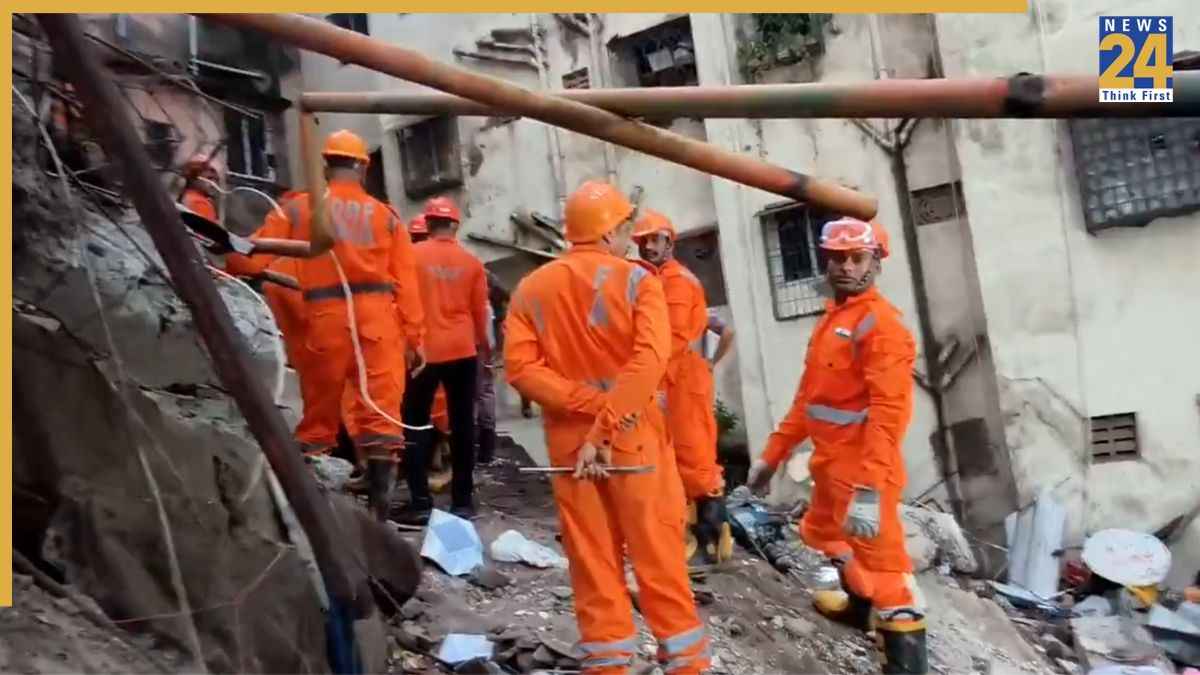 गणेश उत्सव के बीच मुंबई में बड़ा हादसा, मंदिर के पास गिरी बिल्डिंग, 3 की मौत