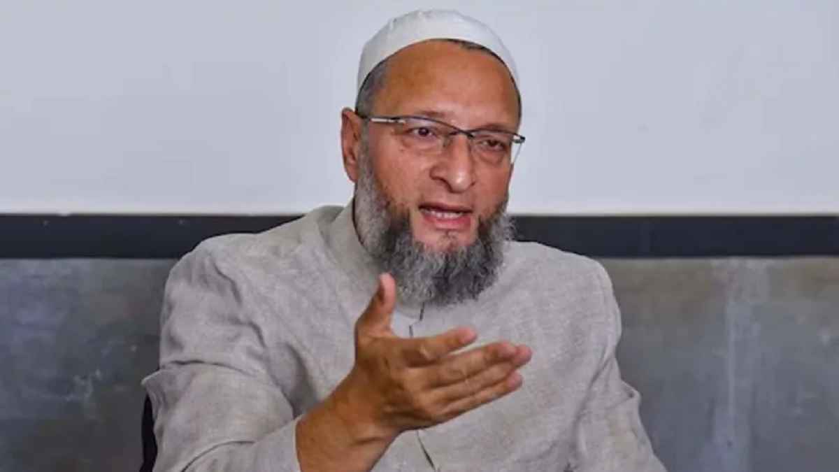 अलीगढ़ मुस्लिम यूनिवर्सिटी में फीस बढ़ाए जाने पर छात्रों ने काटा बवाल, ओवैसी भी विरोध में कूदे