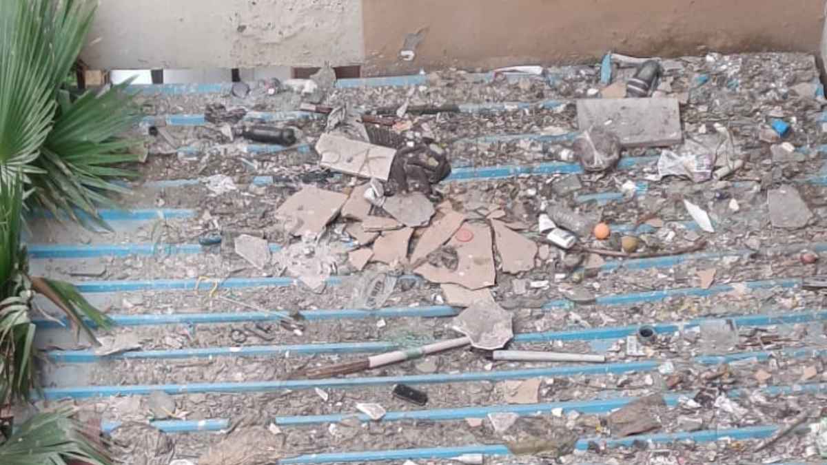 Greater Noida News: ग्रेटर नोएडा वेस्ट में गिरा प्लास्टर, आफत में निवासियों की जान