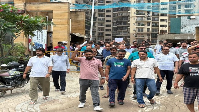 Greater Noida West, Greater Noida News, La Residencia Society, Supertech Eco Village Society, Protest, Greater Noida, Builder, ग्रेटर नोएडा वेस्ट, ग्रेटर नोएडा समाचार, ला रेजीडेंसिया सोसाइटी, सुपरटेक इको विलेज सोसाइटी, विरोध प्रदर्शन, ग्रेटर नोएडा, बिल्डर