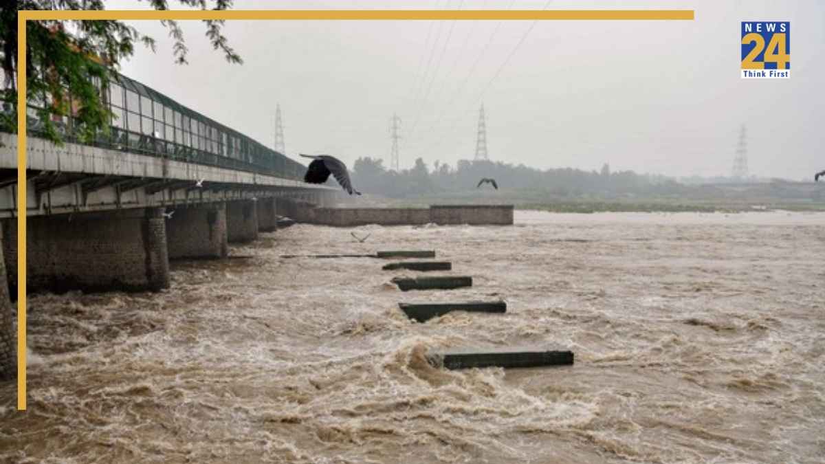 Delhi Yamuna Water Level: खतरे के निशान से ऊपर पहुंचा यमुना का पानी, दिल्ली में बाढ़ का अलर्ट