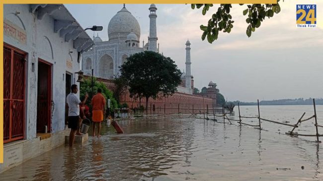 Agra, Tajmahal, Yamuna River, Agra News, Uttar Pradesh News, Flood, News 24, आगरा, ताजमहल, यमुना नदी, आगरा समाचार, उत्तर प्रदेश समाचार, बाढ़, समाचार 24