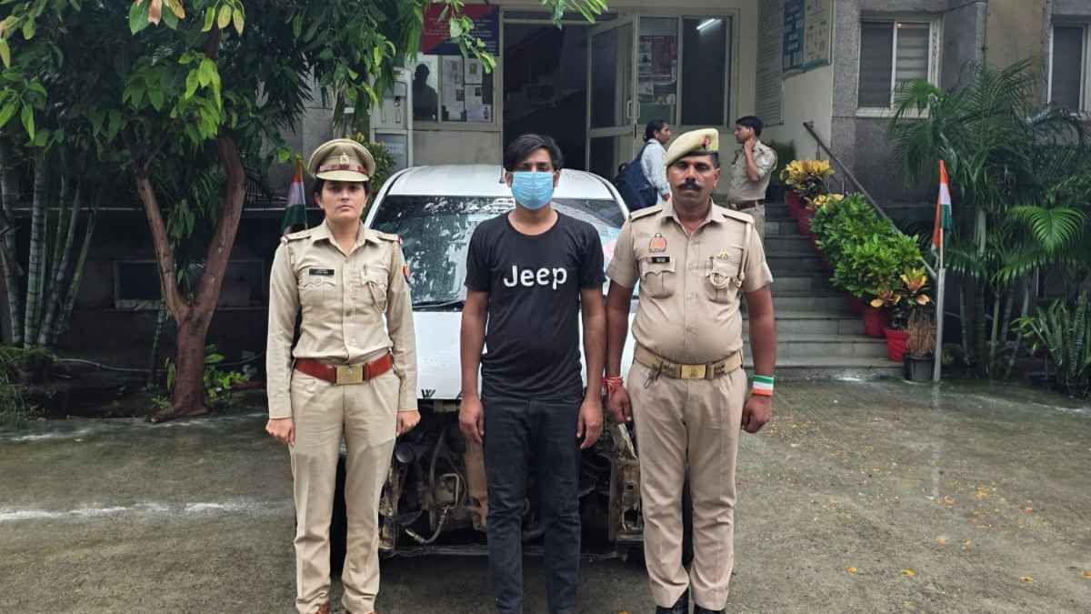 Greater Noida News: नोएडा में उबर कैब ड्राइवर के पास से मिले 2 नाम के आधार कार्ड, परिवार को बंधक बनाकर डराया था