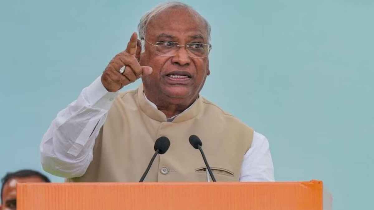 SIR को लेकर विजय चौक पर बैठा इंडिया गठबंधन, सदन में चर्चा पर मांग की बताई वजह की मांग