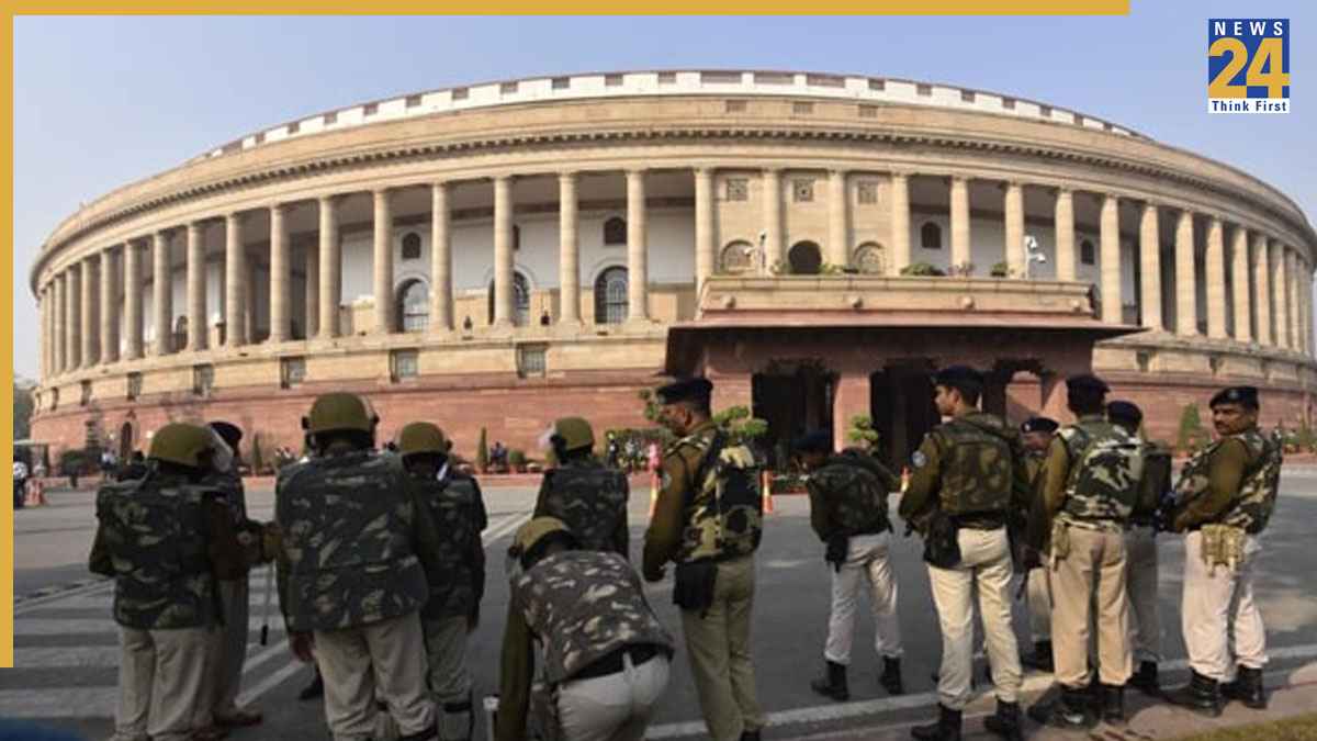 संसद भवन की सुरक्षा में कौन-कौन होता है तैनात? दिवार फांदकर कैसे पहुंचा अज्ञात शख्स?