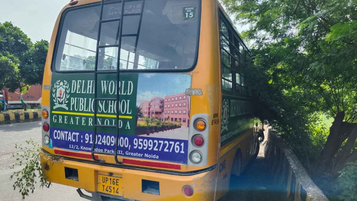 delhi world public school bus