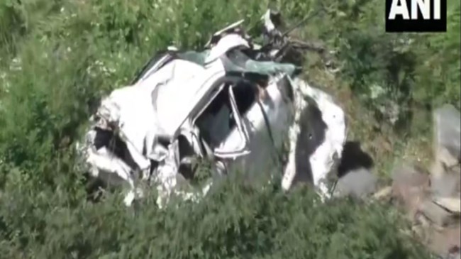 himachal mai car khai mai giri.