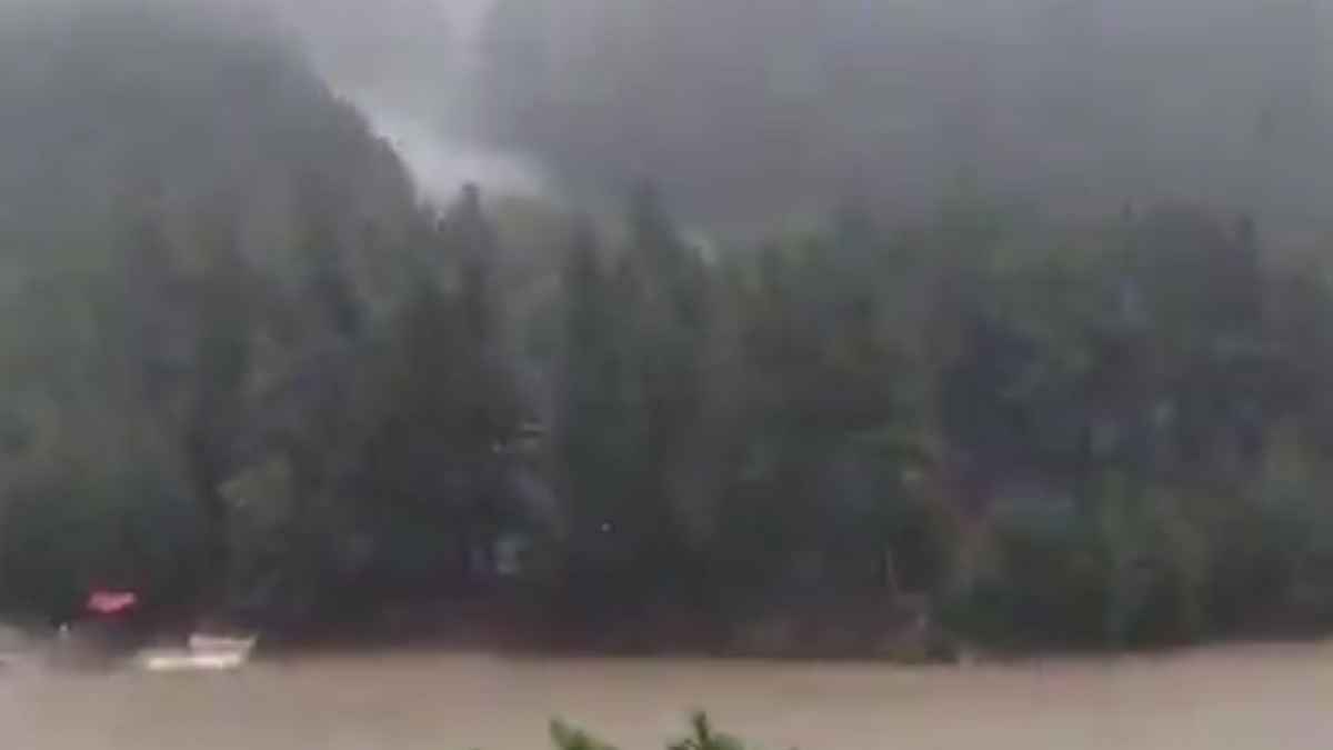 Uttarkashi Cloudburst: बादल फटने से आर्मी कैंप और हेलीपैड तबाह, जवानों समेत 200 से ज्यादा लोगों के लापता होने की आशंका