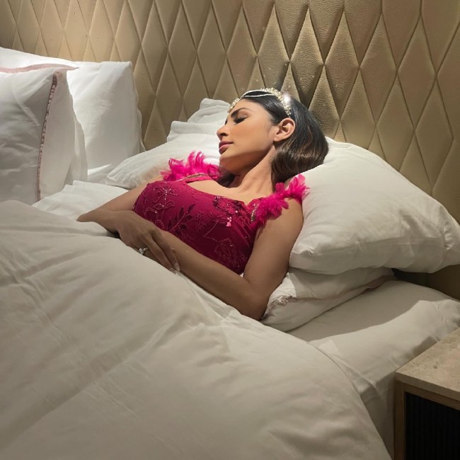 Mouni Roy-1-2-3-4-5-6